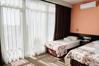 Отель Регина Пицунда Пицунда Двухместный номер с 1 кроватью или 2 отдельными кроватями и балконом-7